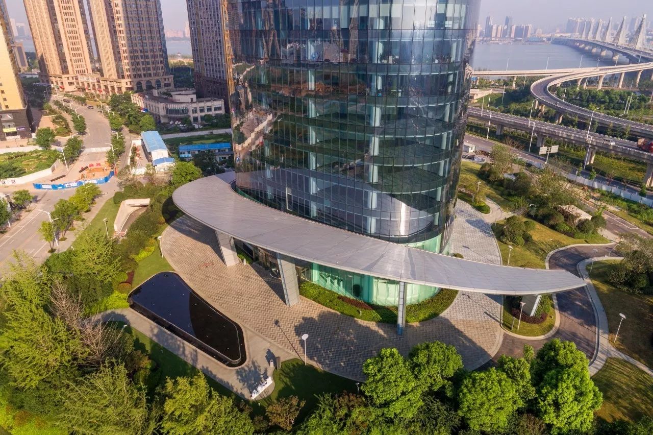 南昌新力中心塔楼直接落地，无裙房