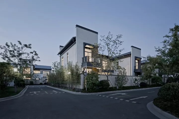 院内景观对公共区域可见，但并不滋扰使用者的私密需要