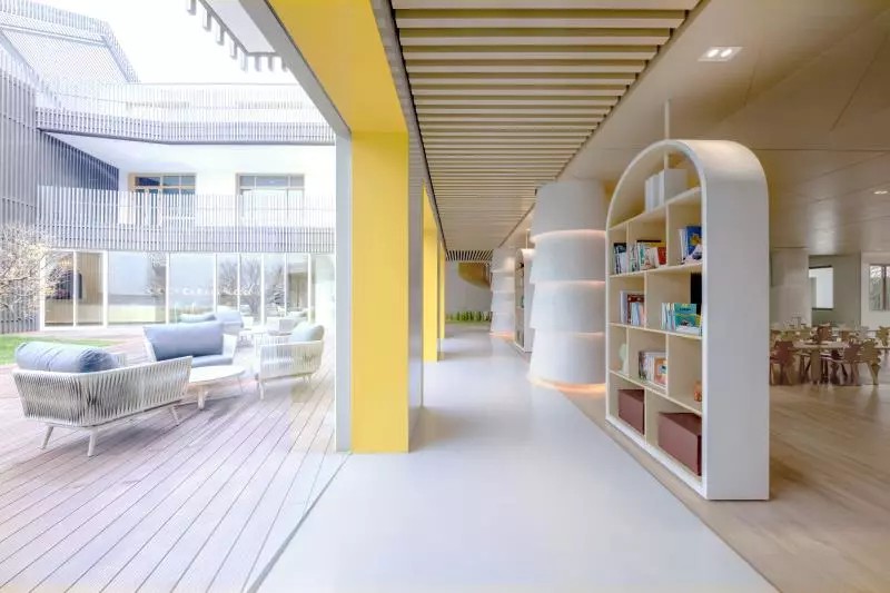 大屋檐下的幼舞台