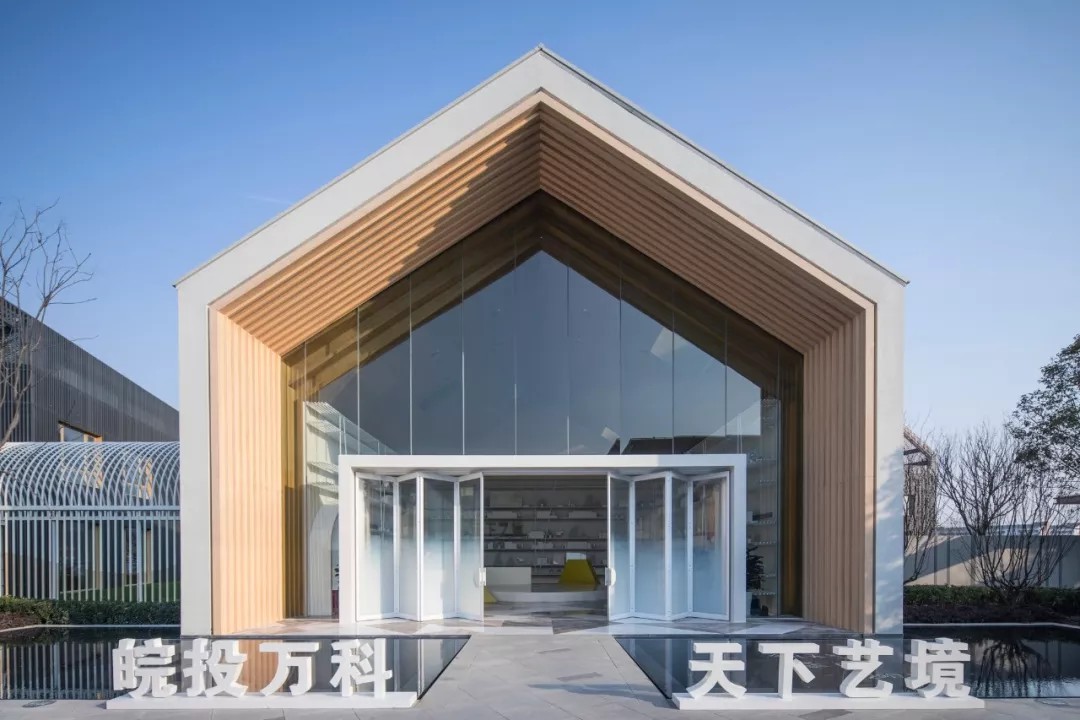 大屋檐下形成幼舞台