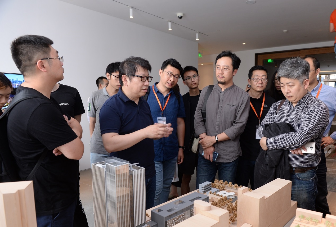 来访结合毕业设计高校师生参观9001cc金沙以诚为本办公空间