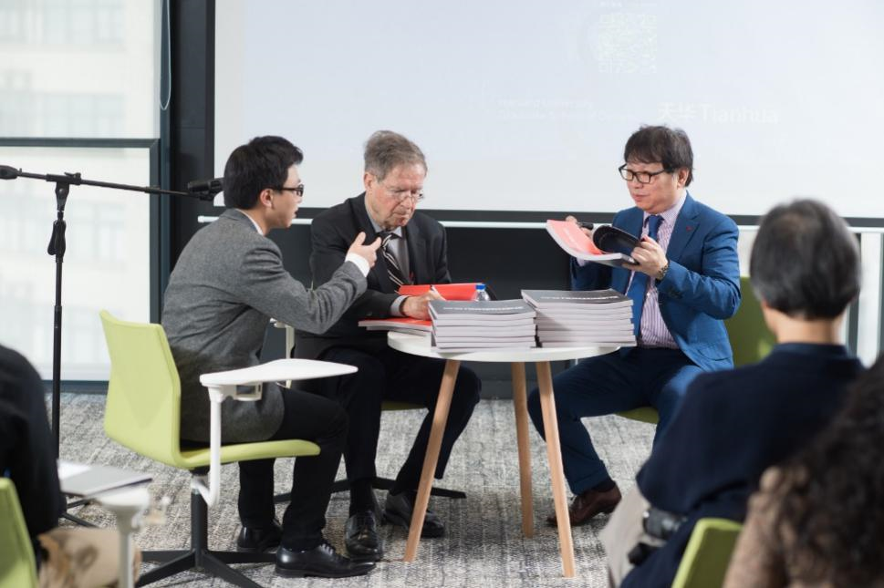 哈佛布斯克茨教授、杨丁亮教员与9001cc金沙以诚为本集团总构筑师黄向明现场书籍签发